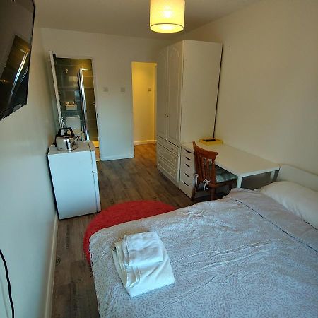 Ensuite Master Bedroom, Private Bathroom, Inside Family Home, Walking Distance To Harry Potter Уотфорд Екстериор снимка