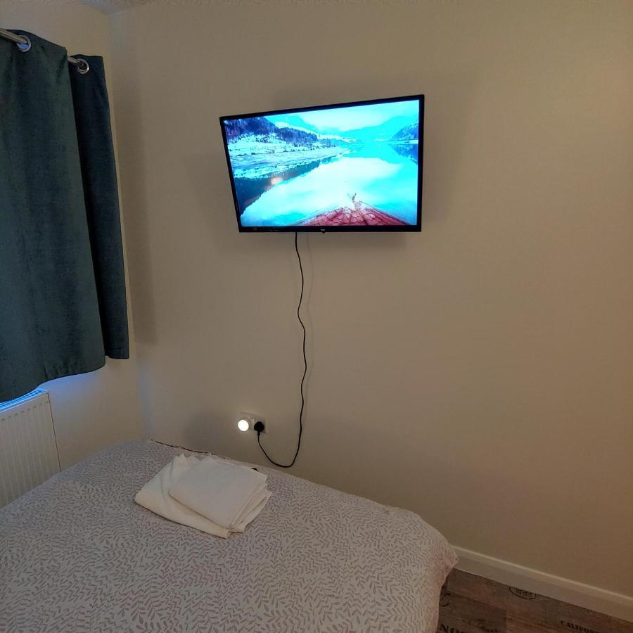 Ensuite Master Bedroom, Private Bathroom, Inside Family Home, Walking Distance To Harry Potter Уотфорд Екстериор снимка