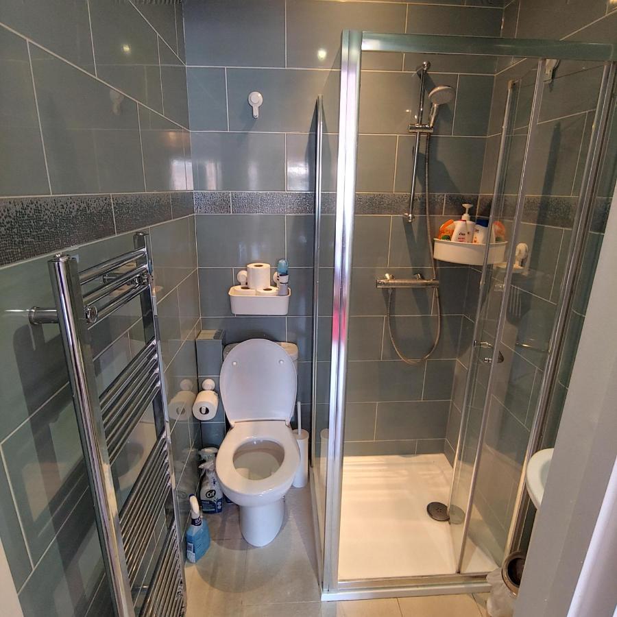 Ensuite Master Bedroom, Private Bathroom, Inside Family Home, Walking Distance To Harry Potter Уотфорд Екстериор снимка