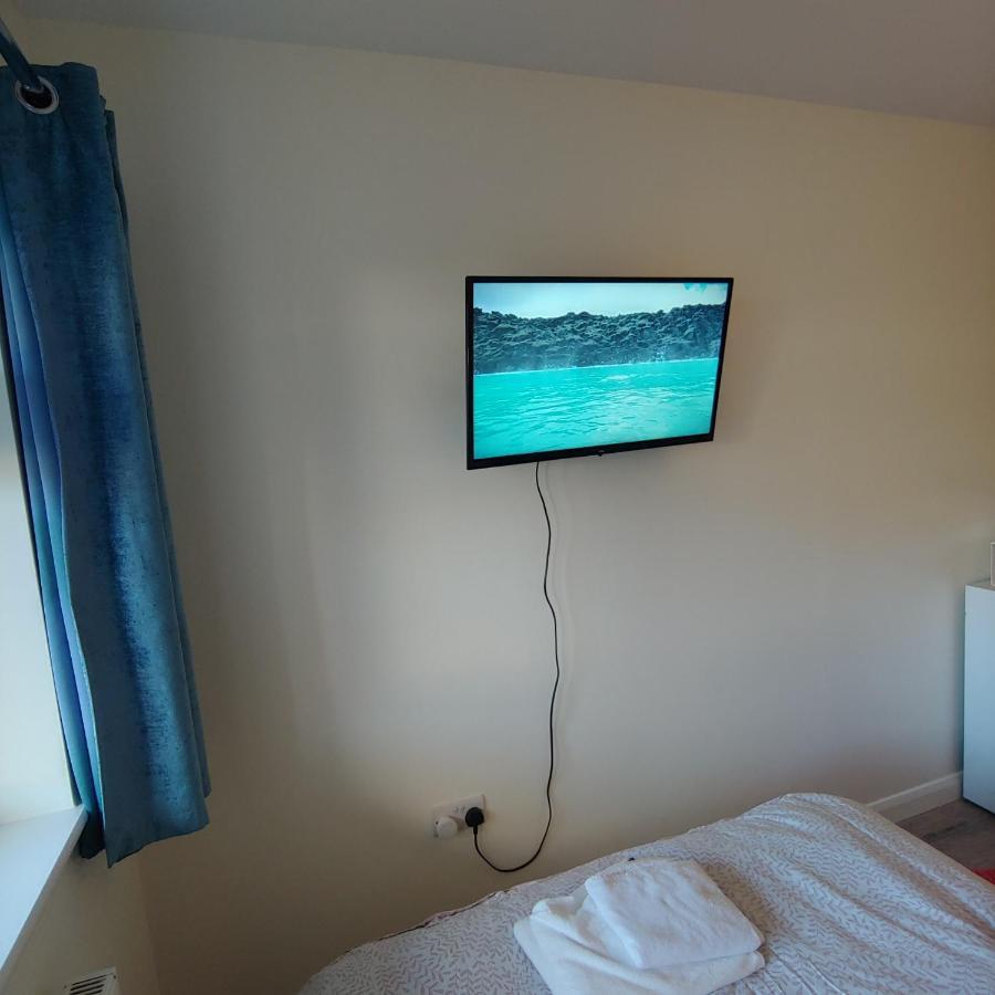 Ensuite Master Bedroom, Private Bathroom, Inside Family Home, Walking Distance To Harry Potter Уотфорд Екстериор снимка