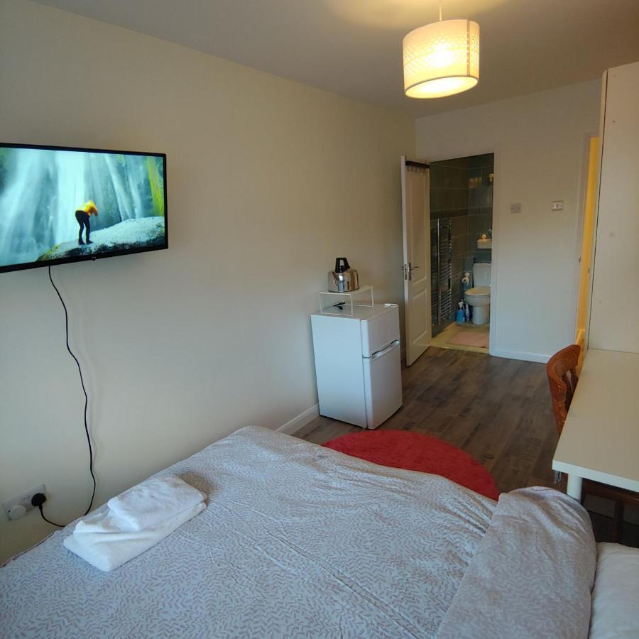 Ensuite Master Bedroom, Private Bathroom, Inside Family Home, Walking Distance To Harry Potter Уотфорд Екстериор снимка