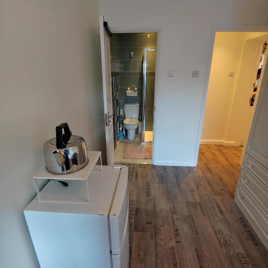 Ensuite Master Bedroom, Private Bathroom, Inside Family Home, Walking Distance To Harry Potter Уотфорд Екстериор снимка
