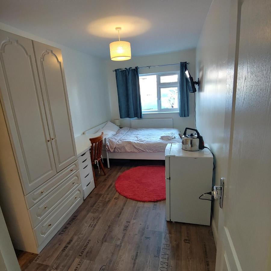 Ensuite Master Bedroom, Private Bathroom, Inside Family Home, Walking Distance To Harry Potter Уотфорд Екстериор снимка