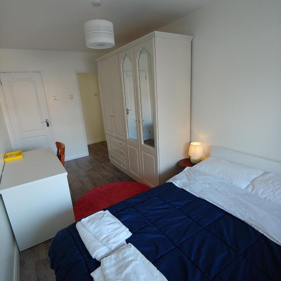 Ensuite Master Bedroom, Private Bathroom, Inside Family Home, Walking Distance To Harry Potter Уотфорд Екстериор снимка