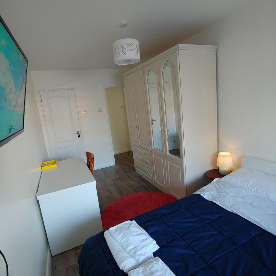 Ensuite Master Bedroom, Private Bathroom, Inside Family Home, Walking Distance To Harry Potter Уотфорд Екстериор снимка