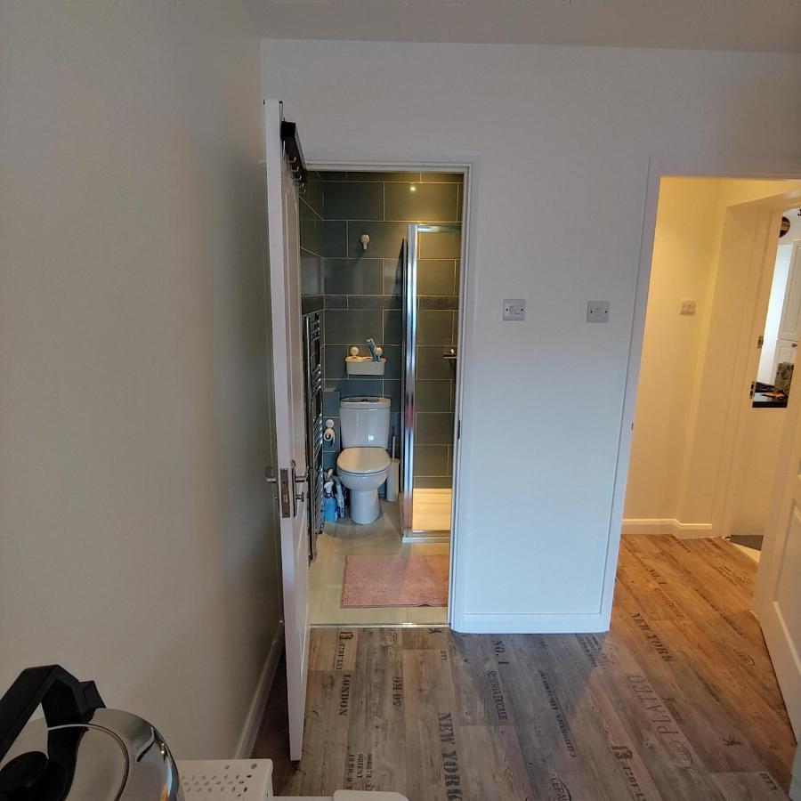 Ensuite Master Bedroom, Private Bathroom, Inside Family Home, Walking Distance To Harry Potter Уотфорд Екстериор снимка