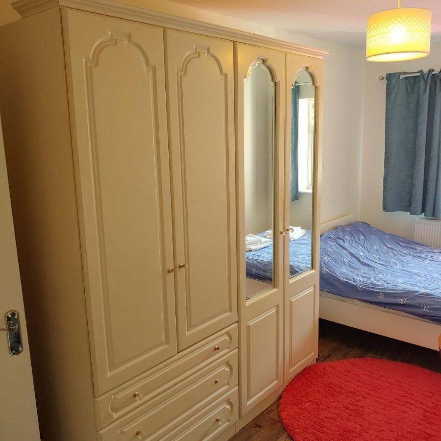 Ensuite Master Bedroom, Private Bathroom, Inside Family Home, Walking Distance To Harry Potter Уотфорд Екстериор снимка
