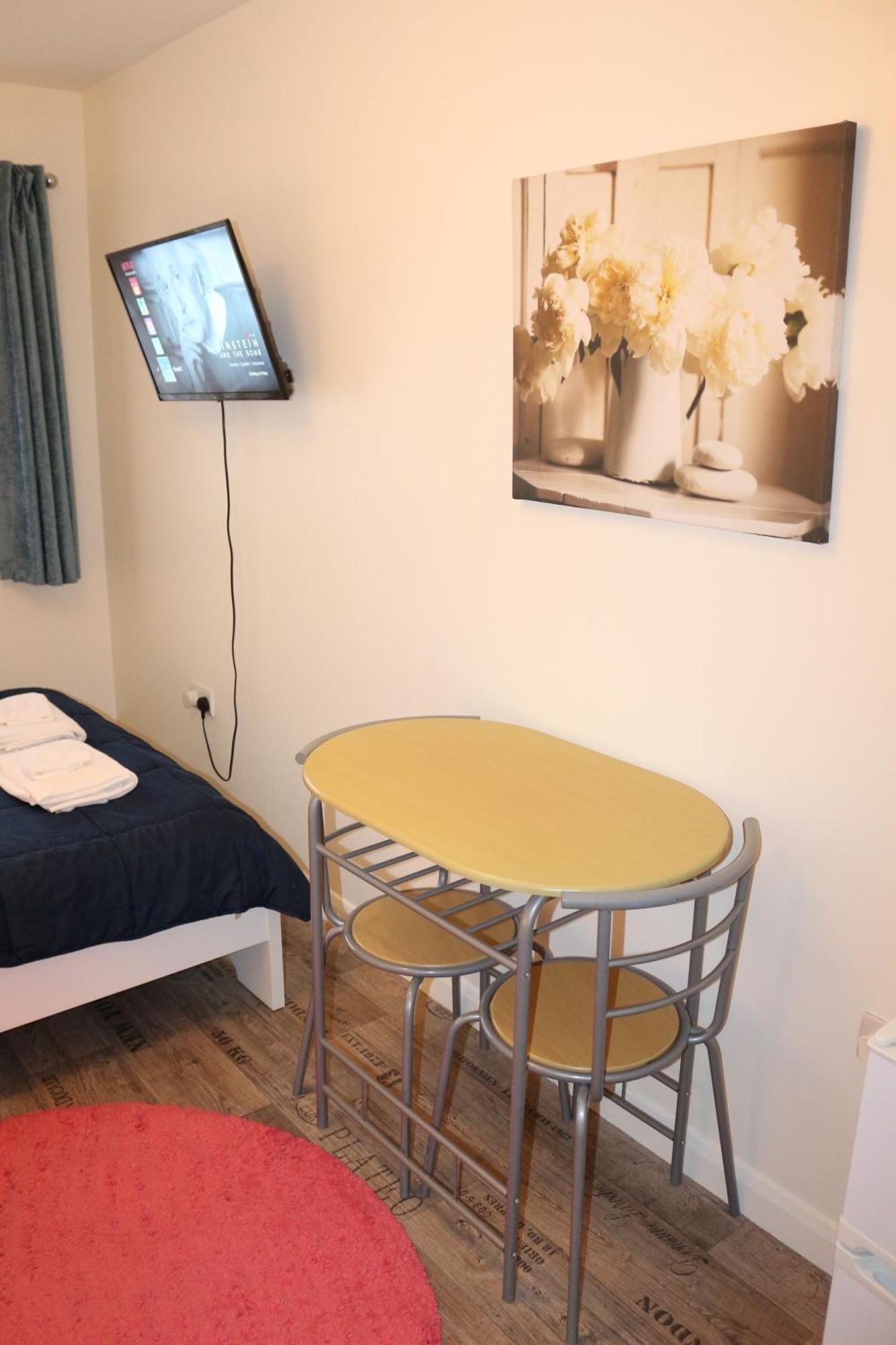 Ensuite Master Bedroom, Private Bathroom, Inside Family Home, Walking Distance To Harry Potter Уотфорд Екстериор снимка