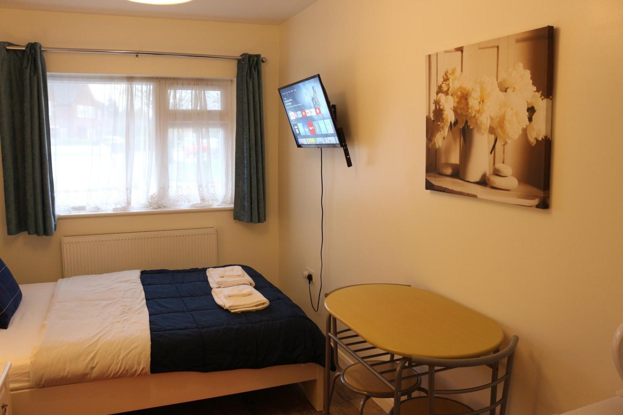 Ensuite Master Bedroom, Private Bathroom, Inside Family Home, Walking Distance To Harry Potter Уотфорд Екстериор снимка