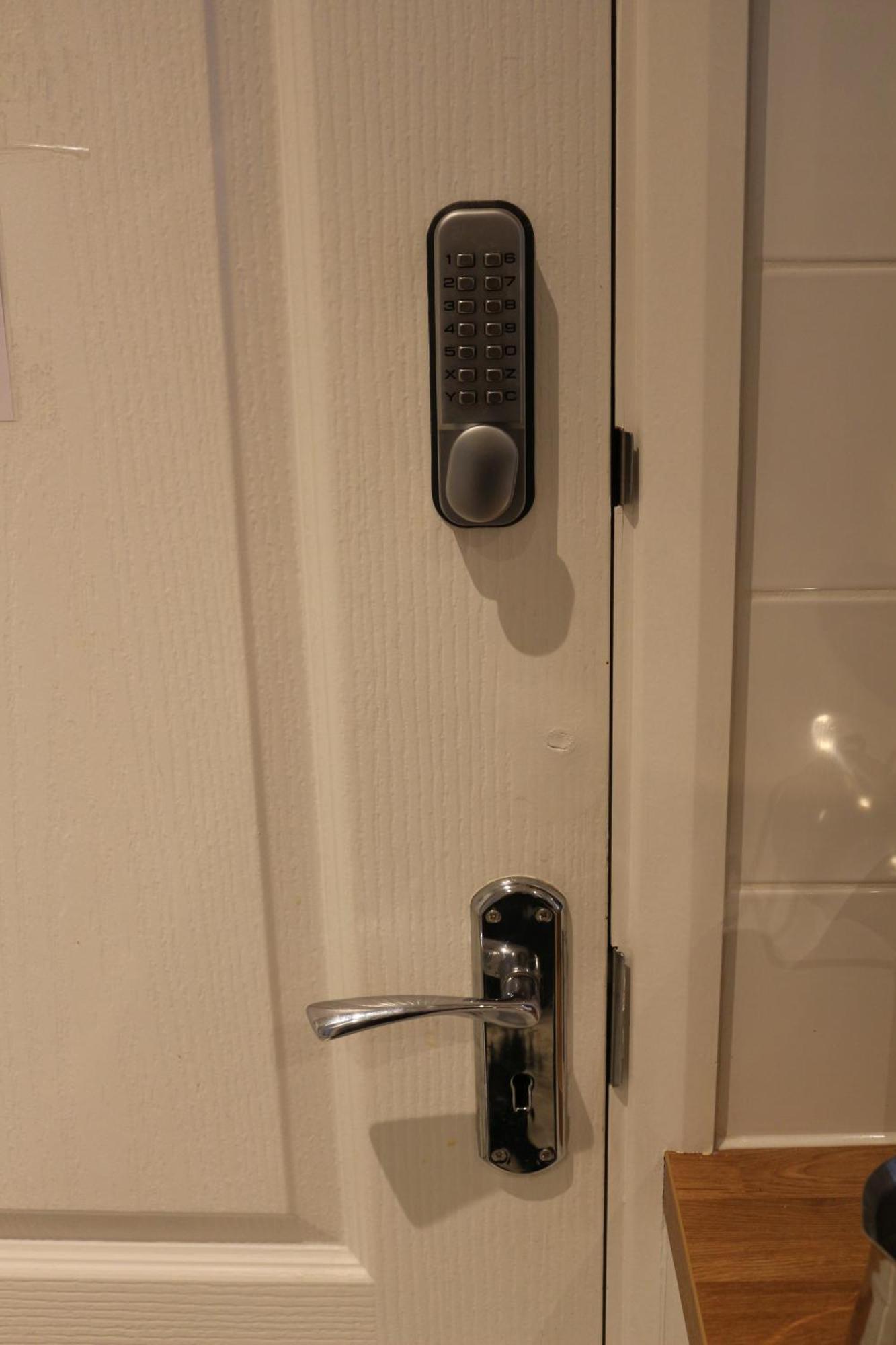 Ensuite Master Bedroom, Private Bathroom, Inside Family Home, Walking Distance To Harry Potter Уотфорд Екстериор снимка