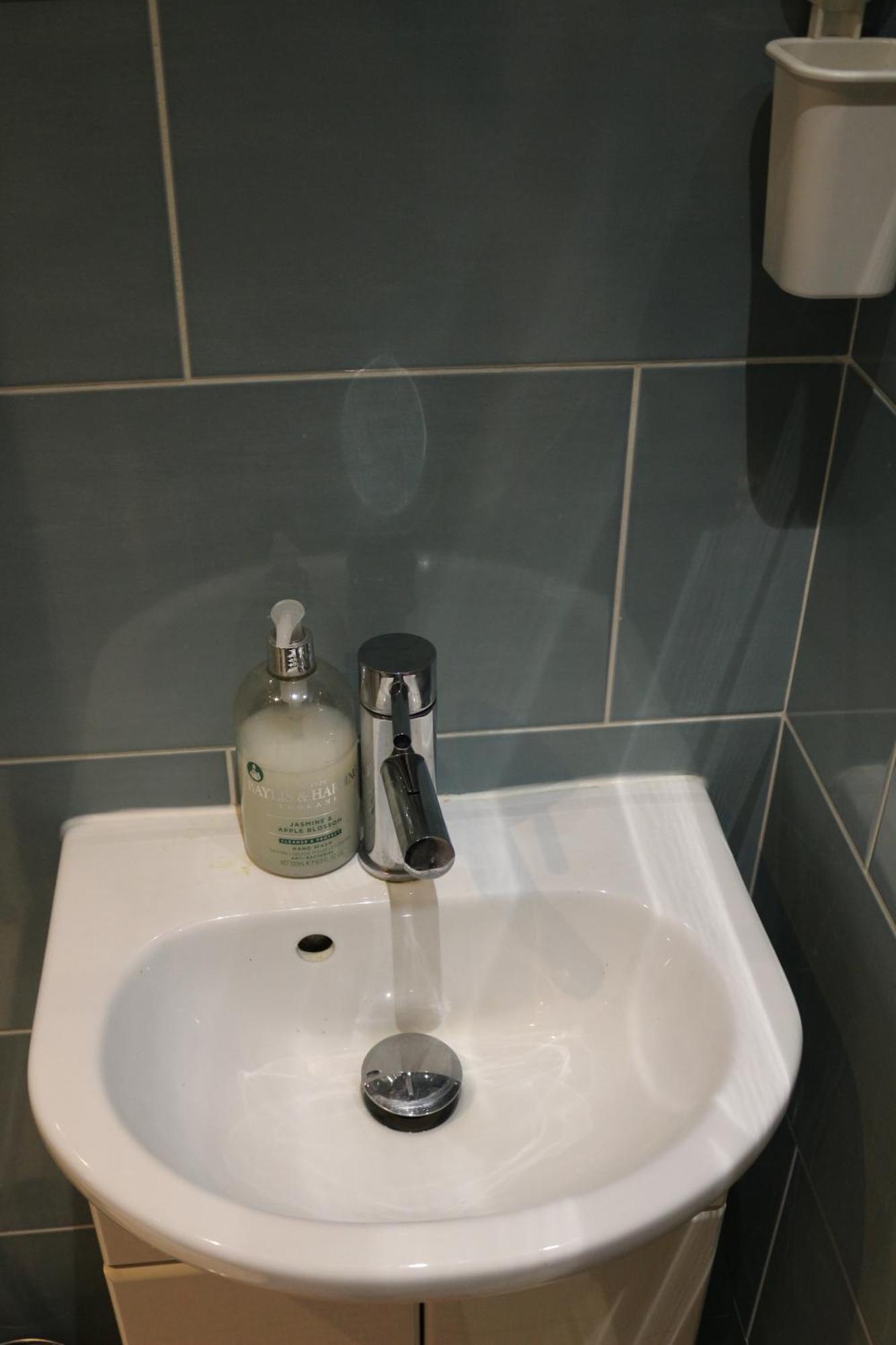 Ensuite Master Bedroom, Private Bathroom, Inside Family Home, Walking Distance To Harry Potter Уотфорд Екстериор снимка